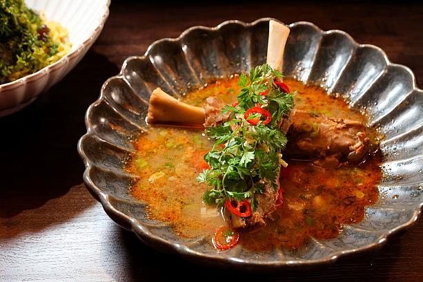 「<b>經典 帶骨豬腱子肉(240元)</b>」も人気です。脂身が少ないと言われる豚のすね肉を長時間漬け込んでから蒸して焼き上げるという手法で、軽くほぐすだけで骨がすっと外れるほど柔らかい1品。豚の濃厚な香りがしっかり感じられます。