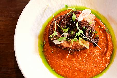 さすがいいものをよく知っている台湾女子が連れてきてくれたお店！予約なし、ミニマムチャージなし、15時から深夜23時まで通し営業(金・土曜日は24時まで)。値段以上の満足感で、おひとり様でも入りやすいし、友達や家族と囲む食卓にもぴったりです。しかも、サービス料不要なのに、クーラーがついているし、スタッフが親切で笑顔を絶やさないのもポイントが高いです。