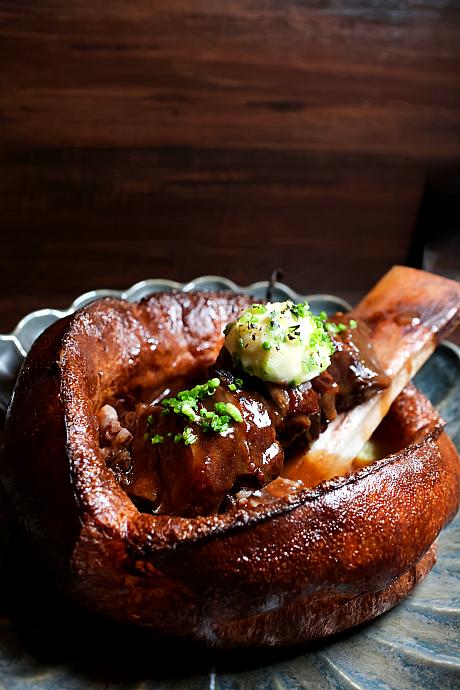 「<b>倉廩CANG LIN</b>」は小吃店の魂ともいう麺料理が特に人気ですが、もうひとつの人気が「倉餅」シリーズ。「倉餅」は鐵鍋鬆餅(ダッチベイビーパンケーキ)のことで、今台湾ではダッチベイビーパンケーキのお店が増えてきています。いくつか種類があるのですが、牛肉好きなので「<b>慢烤牛小排倉餅(820元)</b>」を試してみました。ミシュランの星付きレストランで長年修行してきたというだけあって、味噌を加えた牛肉ソースで長時間煮込んだ牛肉は、うま味がぎゅっと詰まっていてとろけるほど柔らか。ダッチベイビーパンケーキが牛肉のうま味をぐっと吸い込んでいき、一緒に食べると病みつきに！ナビ、これが一番気に入りました！ ほかの種類も試したいなぁ♡