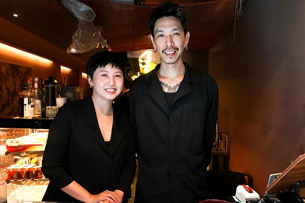 一見ビストロのような雰囲気ですが、中身は近所の小吃店。ひとりで訪れても気後れしないし、友人と2、3人で集まれば自然と会話が弾む。そんなお店です。実際、夕食の1品に、翌日のお弁当に詰めるため……近所の人々がリピートしてくれるのがとても嬉しいそう。(写真はオーナーカップル。右は陳秋強(John)シェフ)