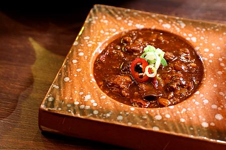 「<b>炸米糕冰棍(120元)</b>」も人気です。台湾の宴会でよく出てくる「紅蟳米糕」を、一人でも食べられるようにアイスキャンディー風にアレンジ。ホタテとスルメイカをおこわに混ぜ込み、桜エビを散らして色と香りを添えています。これに合わせるのは辛くない麻婆ソース。一口食べると、次の一口を急かしてくる味です。