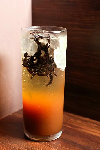 ドリンクにも台湾らしさを忘れません。ナビが選んだのは「<b>紅烏龍汽泡飲(150元)</b>」。スパークリング紅烏龍茶で、すっきりとした味はどんな料理にも合ういい味！