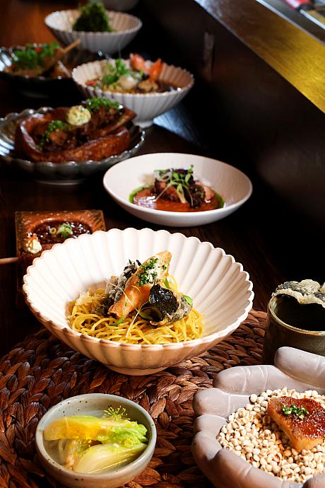 メニューを開いて、また首をかしげてしまいました。台湾小吃のようでそうでない、洋食のようでそうでない……はて？聞くと、西洋料理の世界で20年以上のキャリアを持つ陳秋強(John)シェフは、台湾人が持っている食の記憶を基に西洋料理の手法を合わせて、新たな料理を提供したいという思いがあるのだそう！