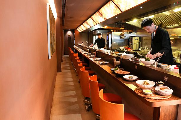 小吃店に連れてきてくれるはずだよね？ともう一度聞いてみると——「<b><u>倉廩CANG LIN</b></u>」は東区に2025年冬にオープンした「小吃店」で、冷房が効いているし、雰囲気がいいし、何よりおいしいからリピートしていて、日本人のナビは絶対喜ぶと思って！ と連れてきてくれたそう。<br>「<b>倉廩CANG LIN</b>」はMRT「忠孝復興」駅から歩いてすぐ、大安路一段51巷にあります。この通りには飲食店が多いので、歩いたことがある方も多いのではないでしょうか？