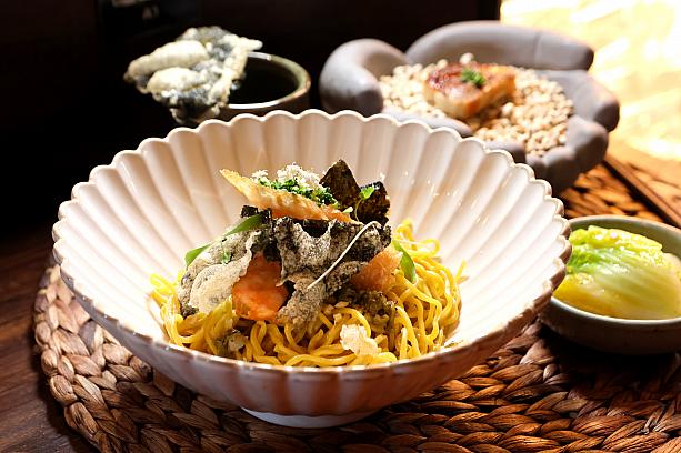 新商品という「<b>蝦捲乾拌麵(160元)</b>」も試してみました。名前の通り、台湾のローカル小吃「蝦捲」が乗っているんです！ソースにまでエビの濃厚で甘いうま味が広がっていて、エビ好きにはたまらない1品！