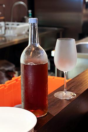 お隣の席の方が頼んでいたのは「<b>冷翠紅烏龍(80元)</b>」。水出し紅烏龍茶ですが、ワイングラスで出てくるのでちょっとした気分転換にも。お酒が飲めなくても、雰囲気だけは思いきり味わえます。