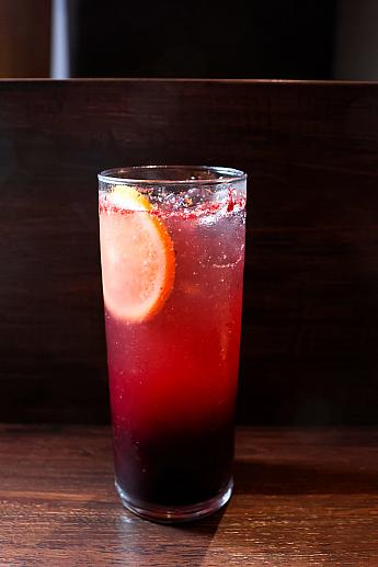 「<b>桑心紅龍果(200元)</b>」はマルベリーと紅龍果(ドラゴンフルーツ) に紅烏龍茶を混ぜた創作ノンアルコールカクテル。