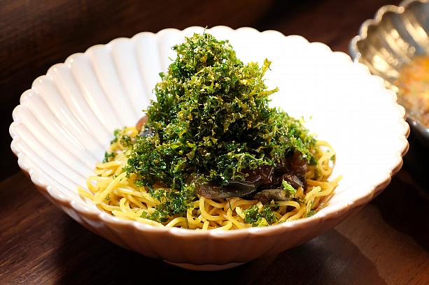 オープン以来人気ナンバー1メニューが「<b>經典 燒椒皮蛋麵(140元)</b>」。まず目に入る緑色の山はケールを素揚げしたもの。ケールって苦みが強いイメージがありましたが、油で揚げると甘くなるんですね！さらに臭みが気になるピータンも全く臭みがありません。まず蒸すことで臭みがなくなり、弾力も増すのだとか。糯米椒(甘みのある青唐辛子の一種)を炙って作る「燒椒醬」は辛さはほぼ感じず、うまみのみ。茹で具合もばっちりな麺にこれをのせ、最後にカラスミを振りかければ出来上がり！ピータン、ケール、燒椒醬のコンビネーションが抜群で、次から次へと箸が進みました。