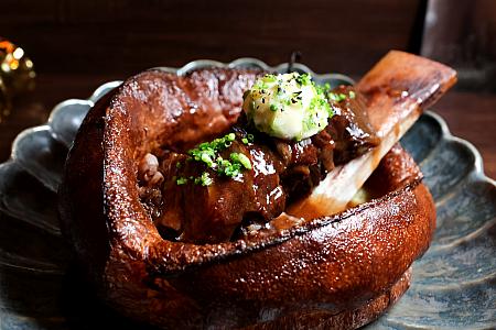 さすがいいものをよく知っている台湾女子が連れてきてくれたお店！予約なし、ミニマムチャージなし、15時から深夜23時まで通し営業(金・土曜日は24時まで)。値段以上の満足感で、おひとり様でも入りやすいし、友達や家族と囲む食卓にもぴったりです。しかも、サービス料不要なのに、クーラーがついているし、スタッフが親切で笑顔を絶やさないのもポイントが高いです。