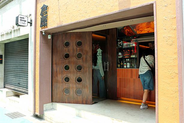突然ですが、「台湾の小吃店」と聞いてどんなお店を思い浮かべますか？ナビなら街角の屋台や路地裏にあって、入口近くの調理場で忙しそうに料理している店主がいる……というようなお店をイメージします。ローカル食堂的な存在のはずなのに、なぜでしょう？ 案内された先はバーやビストロのような外観で、思わず二度見してしまいました。