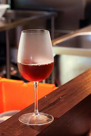 お隣の席の方が頼んでいたのは「<b>冷翠紅烏龍(80元)</b>」。水出し紅烏龍茶ですが、ワイングラスで出てくるのでちょっとした気分転換にも。お酒が飲めなくても、雰囲気だけは思いきり味わえます。