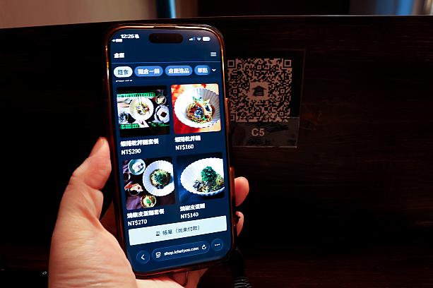 注文はすべてQRコードを読み取って行います。メニューにはすべて写真が添えてあるので、中国語がわからなくても注文しやすいのは助かります！また、小吃店なので、ミニマムチャージやサービス料は不要！麺を1杯だけ食べるお客さんもいるそうですよ！