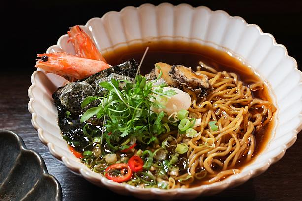 「<b>蝦湯海鮮麵(290元)</b>」はスープ入りの麺料理。炒ったエビ殻を用いて、ワインや数種類の野菜と一緒にじっくり煮込んだ特製スープは、エビの上品な香りがふっと鼻に抜ける爽やかな味。クーラーが効いた店内でアツアツのスープ麺が食べられる——これは嬉しい。ジメジメとした初夏の今にぜひ試したい、そんな一杯です。