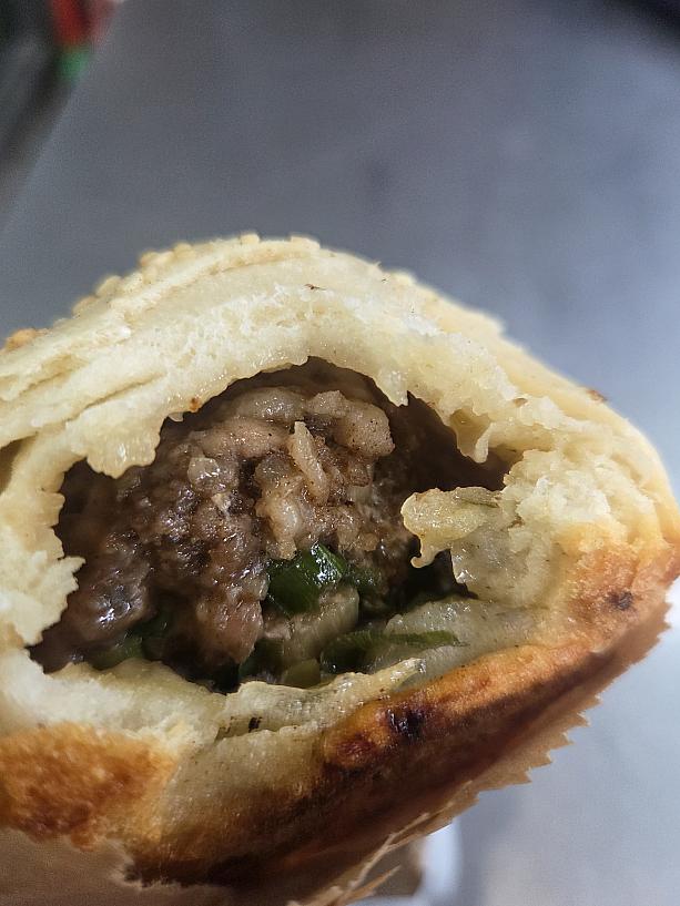 肉汁がたっぷりで、ネギの香りも抜群♡とても熱いので、ヤケドには気を付けてくださいね！マー君も大満足でペロリと完食。新鮮な豚肉を使っていると感じるおいしさ！「なんで今まで食べに来なかったんだろう？」と少し後悔していました。皆さんもぜひ行ってみてください！