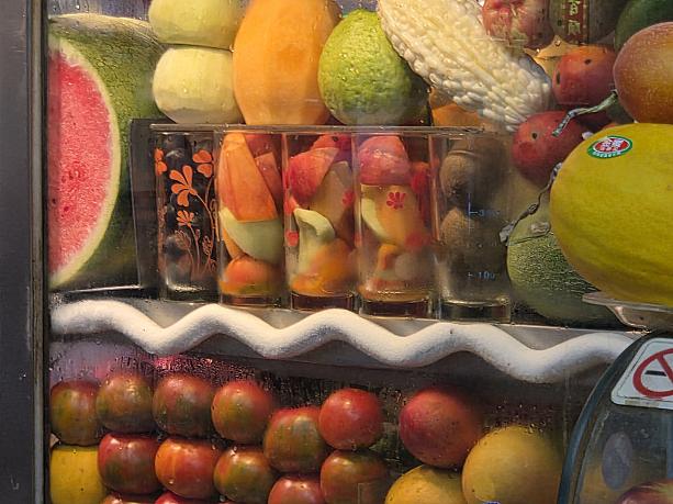 ちなみに、今日の綜合果汁(ミックスジュース)の中身はこんな感じでした。<br>今回の「台北っ子が教える龍山寺グルメシリーズ」はいかがでしたか？好評なら第三弾もあるかもしれませんよ～！