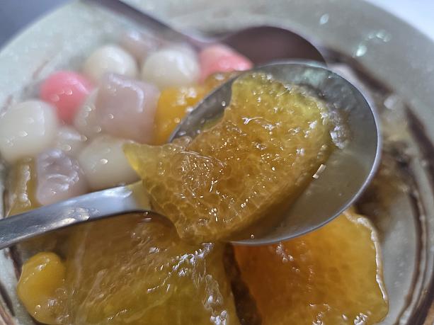 「鹼粽」は鹿児島や宮崎のあくまきに似たもので、もち米を灰汁(あく)で煮て作ります。甘くてやわらかく、モチモチとした独特の食感。作っている様子を見ると、削ったシャリシャリ氷の上に「鹼粽」と紅白の「小湯圓」をのせ、特製の黒糖シロップをたっぷりかけています。「鹼粽」と「小湯圓」のQQ食感(台湾ではモチモチのことをQQと言います)も楽しく、かき氷の甘さもちょうどよくて、人気の理由がわかりました！