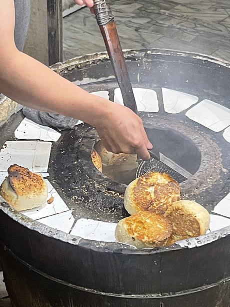 「福州元祖胡椒餅」に戻ると、時間を計ったかのようにちょうど胡椒餅が焼き上がっていました！ヤッター！