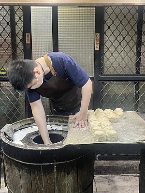 仕方ないですよね。「福州元祖胡椒餅」があるのは細い路地の中。無事に15時頃到着して注文すると、15分待ちでした。ここは先に会計を済ませて番号札をもらい、焼き上がりを待ちます。