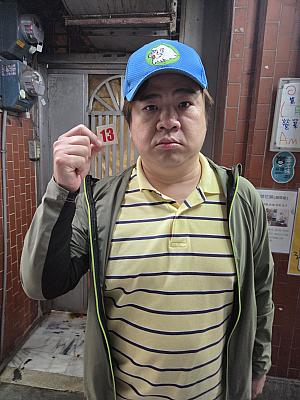 仕方ないですよね。「福州元祖胡椒餅」があるのは細い路地の中。無事に15時頃到着して注文すると、15分待ちでした。ここは先に会計を済ませて番号札をもらい、焼き上がりを待ちます。