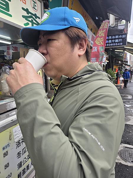 「飲みすぎならサイズは(大)にしたら？」とアドバイスしてみましたが、「初めて飲むから」とのことで(小)サイズを注文。25元でした。