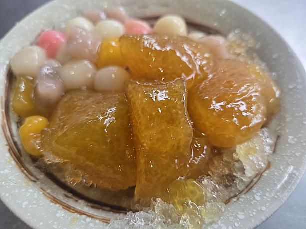 しょっぱいものを食べたら甘いものが欲しくなるのが人間というもの。そんな人が多いのでしょう、お隣の「三六食耙」も人気です。今回は「鹼粽冰」を注文してみました！