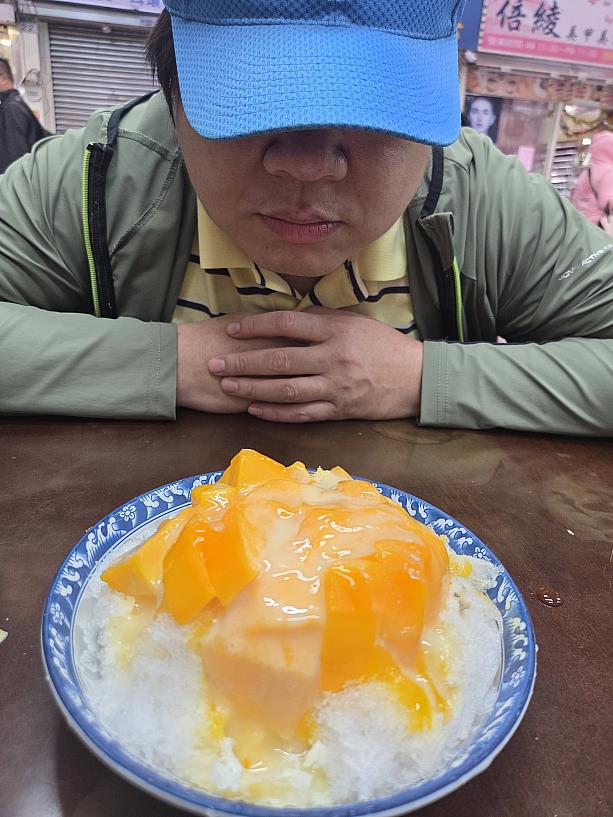 反対する理由もないので、もちろん注文！先週もお伝えしましたが、「華西街珍果水果吧」の2026年マンゴーかき氷は150元です。