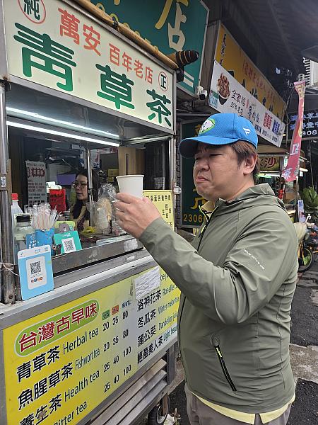 恐る恐る飲んでみると……体に良さそうな苦さに襲われる～！でも後味は甘くて不思議な味。甘いものを食べた後にも良さそうです。