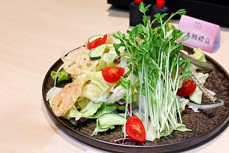 <b>【母の日限定】骨せんべいとレンコンのサラダ 柚子ドレッシング(鰻骨柚香蓮藕沙拉)200元</b><br>からりと揚げられたうなぎの骨(骨せんべい)とレンコンがトッピングされたサラダです。爽やかな柚子ドレッシングが食欲をそそります。香ばしい骨せんべいが美味！(右は取り分けたもの)