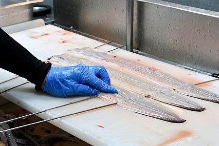 新鮮なうなぎを味わってもらいたいと、生きたままのうなぎをその場で腹開きします。それをすぐ備長炭で地焼きに。パリッとした皮と、肉厚ふっくらとした身が楽しめる関西風ですよ。