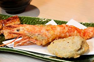 ブラックタイガーと野菜の天ぷら、台湾東港の黒マグロの刺身、その他小鉢や漬物、お吸い物もついてボリュームいっぱいです。うなぎは蒲焼きか白焼きから選べますよ。