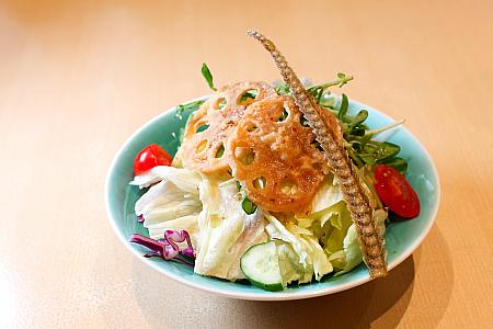 <b>【母の日限定】骨せんべいとレンコンのサラダ 柚子ドレッシング(鰻骨柚香蓮藕沙拉)200元</b><br>からりと揚げられたうなぎの骨(骨せんべい)とレンコンがトッピングされたサラダです。爽やかな柚子ドレッシングが食欲をそそります。香ばしい骨せんべいが美味！(右は取り分けたもの)