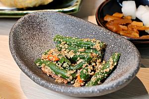 ブラックタイガーと野菜の天ぷら、台湾東港の黒マグロの刺身、その他小鉢や漬物、お吸い物もついてボリュームいっぱいです。うなぎは蒲焼きか白焼きから選べますよ。