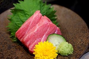 ブラックタイガーと野菜の天ぷら、台湾東港の黒マグロの刺身、その他小鉢や漬物、お吸い物もついてボリュームいっぱいです。うなぎは蒲焼きか白焼きから選べますよ。