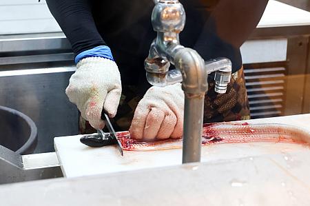 新鮮なうなぎを味わってもらいたいと、生きたままのうなぎをその場で腹開きします。それをすぐ備長炭で地焼きに。パリッとした皮と、肉厚ふっくらとした身が楽しめる関西風ですよ。