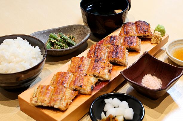 <b>白焼き一本定(名物白焼一本定)1080元</b><br>うなぎそのものの旨さをより感じることができるのが白焼きです。焼き立てのパリッとした皮目と、ふわっとした身をダイレクトに感じることができます。まずは何もつけずに味わってみてください。その後は付け合わせのわさび、ショウガ、塩、タレと味の変化を楽しんで！卓上の秘伝タレを使えば蒲焼風味も堪能できますよ。<br>あきたこまちのごはん、お吸い物、お漬物、小鉢などはおかわり自由ですよ！