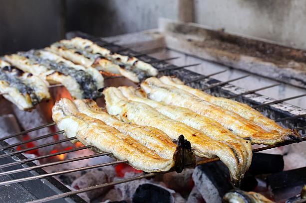 うなぎは台湾桃園産の1匹300gほどの大ぶりうなぎを厳選。「日本の味を堅持」することにこだわり捌きや焼きの技術はもちろん、蒲焼の命となるタレや米などは日本から運んでいます。それでは、さっそくメニューをご紹介します！