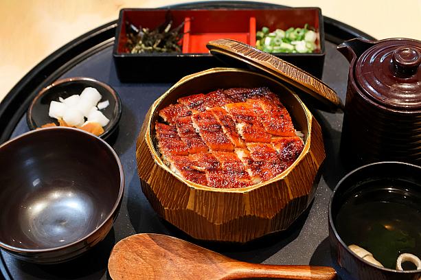 <b>うなぎ四代目菊川のひつまぶし(菊川鰻三吃)900元</b><br>名古屋名物のひつまぶしもいただけますよ。1膳目はうな丼として、2膳目は海苔やネギ、わさびを加えてさっぱりと、３膳目は特製だしで♡さまざまな味わいでうなぎを楽しみたいならこれ！