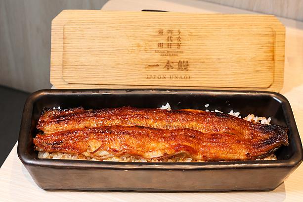 <b>蒲焼き一本重(名物蒲焼一本重)1080元</b><br>特製の冷めにくい器で提供されるのが、うなぎを丸々1本焼き上げた蒲焼きうな重です。一般より一回り大きな1本うなぎだから迫力満点！大きいからこそ肉厚な分、蒸しの工程がなくてもふっくら♡脂ののったうなぎにキリリとした辛口の自家製タレがよく合います。お吸い物、小鉢、漬物付き。<br>同じく蒲焼きが別添えの定食スタイルの<b>蒲焼き一本定(名物蒲焼一本定)1080元</b>もありますよ。