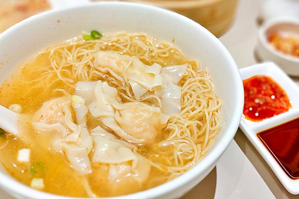 <b>エビ入りワンタン麺(鮮蝦雲吞麵)198元</b><br>エビ出汁の風味が口いっぱいに広がるスープ麺です。極細でコシのある香港式の麺が美味♡エビワンタンがゴロゴロ入っているから、これ1つでおなかいっぱいになります。
