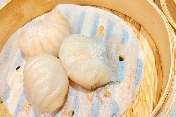 <b>エビ蒸餃子(筍尖鮮蝦餃)138元/3入</b><br>エビ蒸餃子も食べておきたい！プリップリのエビ、シャキッとしたタケノコの穂先、もっちりとした皮、それぞれ異なる食感が口の中でまじわります。絶妙なハーモニーを味わって。