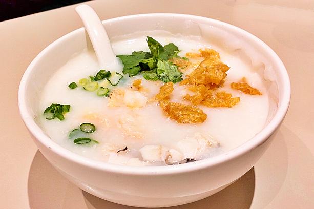 <b>エビと魚のお粥(鮮蝦魚片粥)188元</b><br>魚介の旨味がしみ出た広東粥です。お米はトロトロに煮込まれていてほぼスープ状。具材にはエビや魚、中華揚げパンの油條などが入っています。あっさり上品な味わいでナビのイチオシ！