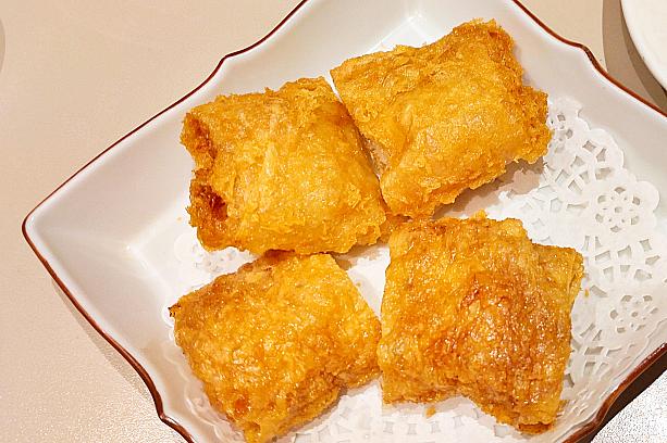 <b>エビのゆば巻き(鮮蝦腐皮捲)138元/2巻</b><br>エビのすり身を湯葉で巻いて揚げたもの。揚げ物だけど、サクッとした軽い口当たりで手が伸びちゃう。