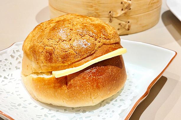 <b>パイナップルパン(冰火菠蘿油)68元/1入</b><br>甘くないメロンパンにバターをサンドした「香港メロンパン」の愛称で知られるパイナップルパンも茶餐廳のお馴染みメニューです。サクサク＆ふわふわ食感が美味！