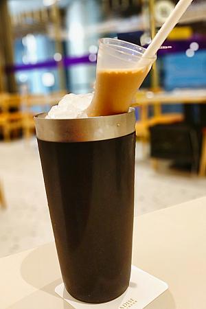 <b>ミルクティー(至尊奶茶)128元/コールド</b><br>氷漬けボドル入りでいつでもキンキン！