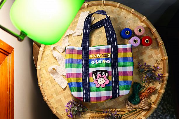 お隣では嵐ファンがせっせと嵐を感じさせる茄芷袋(漁師網バッグ)を作成中！これを持って5月31日に東京に行く！と意気込んでいました！