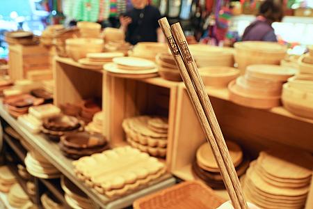 台湾の人気土産まで無料でもらえちゃうんです。例えば「大春煉皂」では人気土産の石鹸を、「竹木造咖」では箸を、「台灣日和」では花生酥を……。