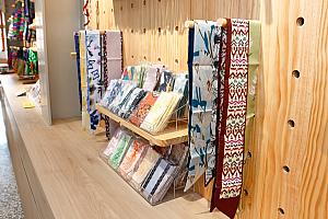 STEP2<br>大きな装飾品(ワッペンや刺しゅうバッジなど)、リボンを各1つ、小さな装飾品(ボタンやアルファベットなど)を10個選び、デザインを考える