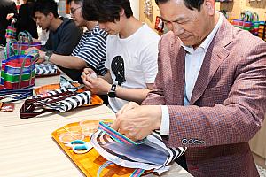 オープン日の前日に開催された記者会見に集まった方々(いい大人たち)が、童心に帰って真剣に自分だけの茄芷袋(漁師網バッグ)作りに夢中に！