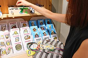 STEP2<br>大きな装飾品(ワッペンや刺しゅうバッジなど)、リボンを各1つ、小さな装飾品(ボタンやアルファベットなど)を10個選び、デザインを考える