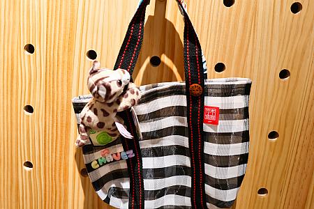 この子、手と足にマグネットがついているから、茄芷袋(漁師網バッグ)の持ち手などに付けることができてキュートなんです～♡